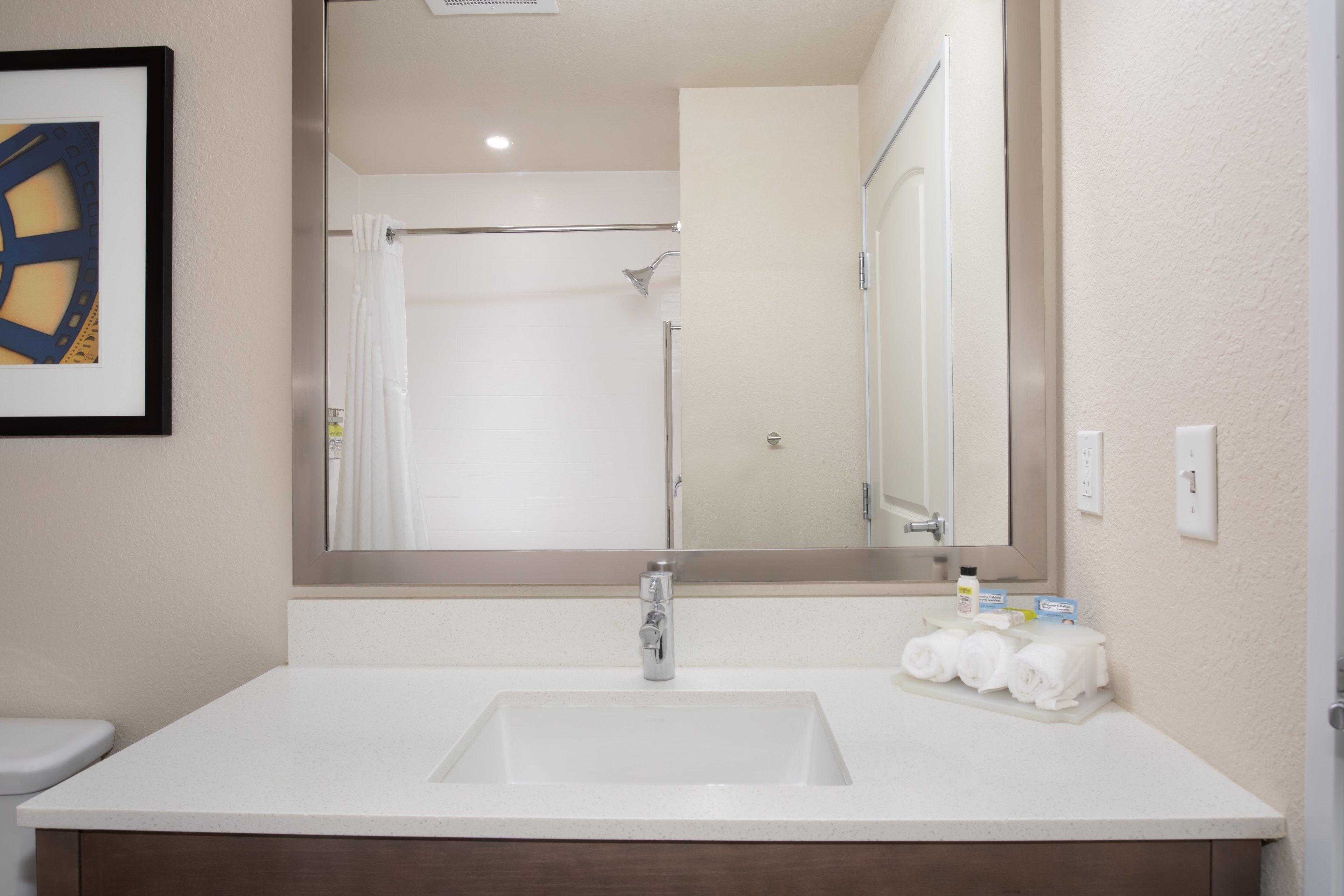 Holiday Inn Express & Suites Manhattan By Ihg Exterior foto