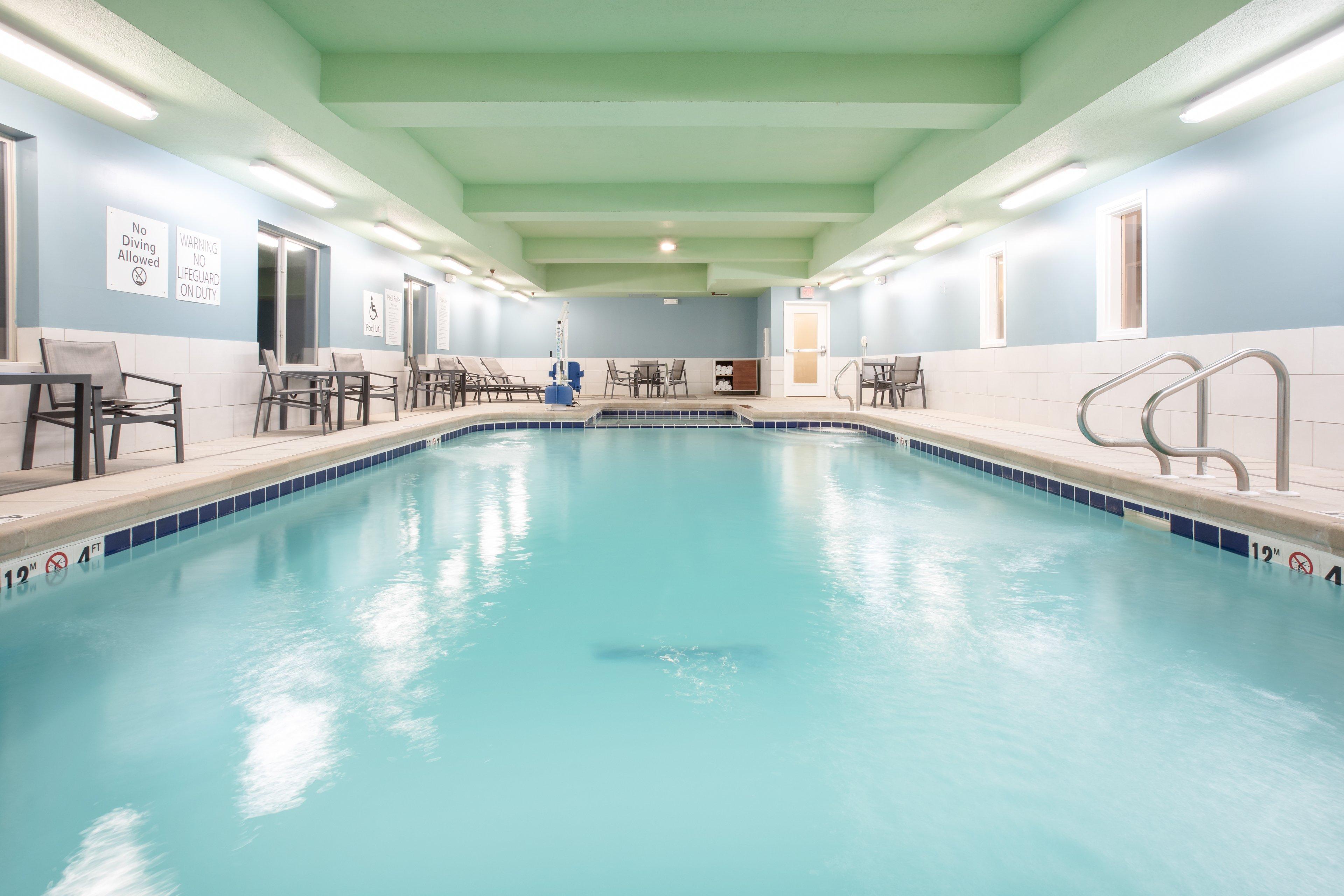 Holiday Inn Express & Suites Manhattan By Ihg Exterior foto